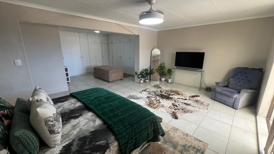 5 Bedroom Property for Sale in Wavecrest Eastern Cape